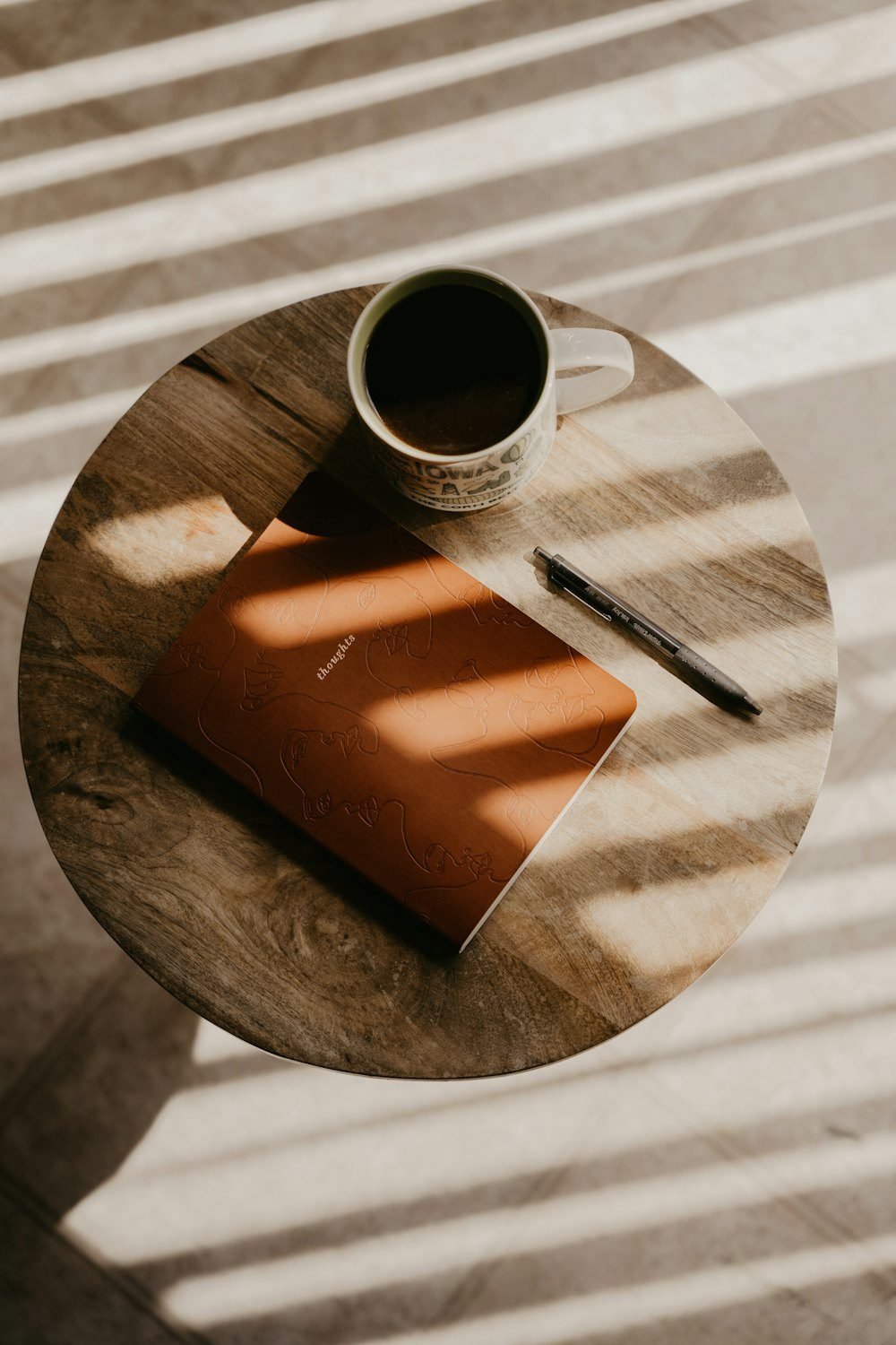 Caderno e café sobre a mesa