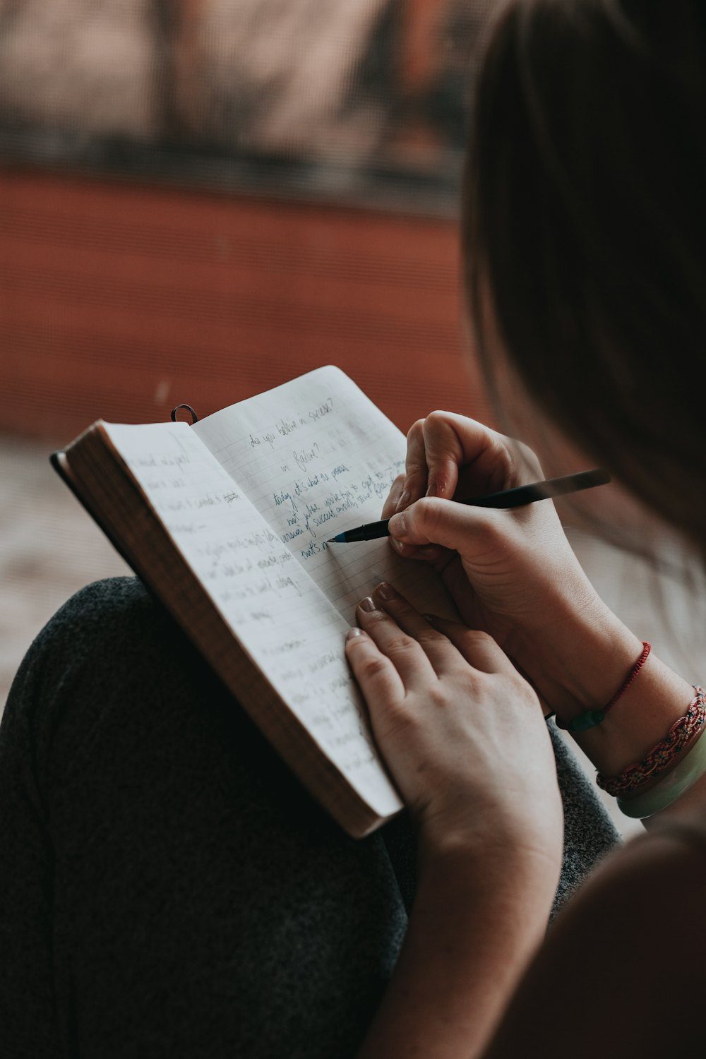 Mulher escrevendo em um caderno